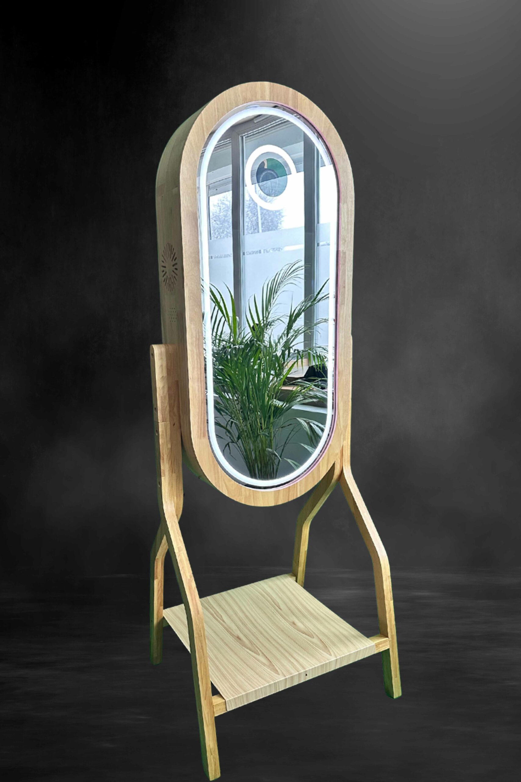 La borne photo blanche allie design moderne et simplicité. Parfaite pour tous types d’événements, elle offre des impressions instantanées de qualité tout en s’intégrant élégamment à votre décor. Facile à installer et à utiliser, elle transforme chaque moment en souvenir inoubliable pour vos invités.