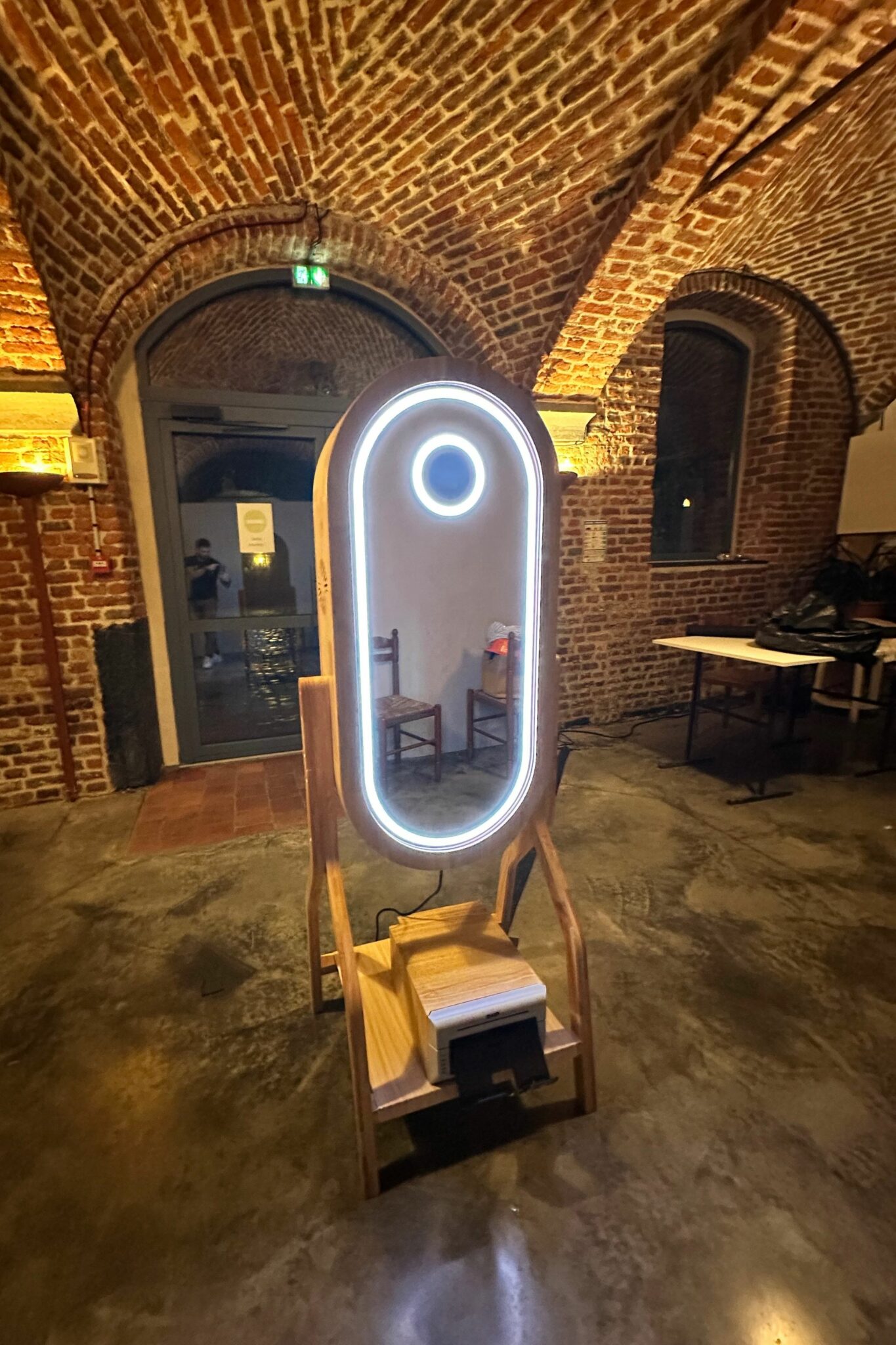 La borne photo blanche allie design moderne et simplicité. Parfaite pour tous types d’événements, elle offre des impressions instantanées de qualité tout en s’intégrant élégamment à votre décor. Facile à installer et à utiliser, elle transforme chaque moment en souvenir inoubliable pour vos invités.