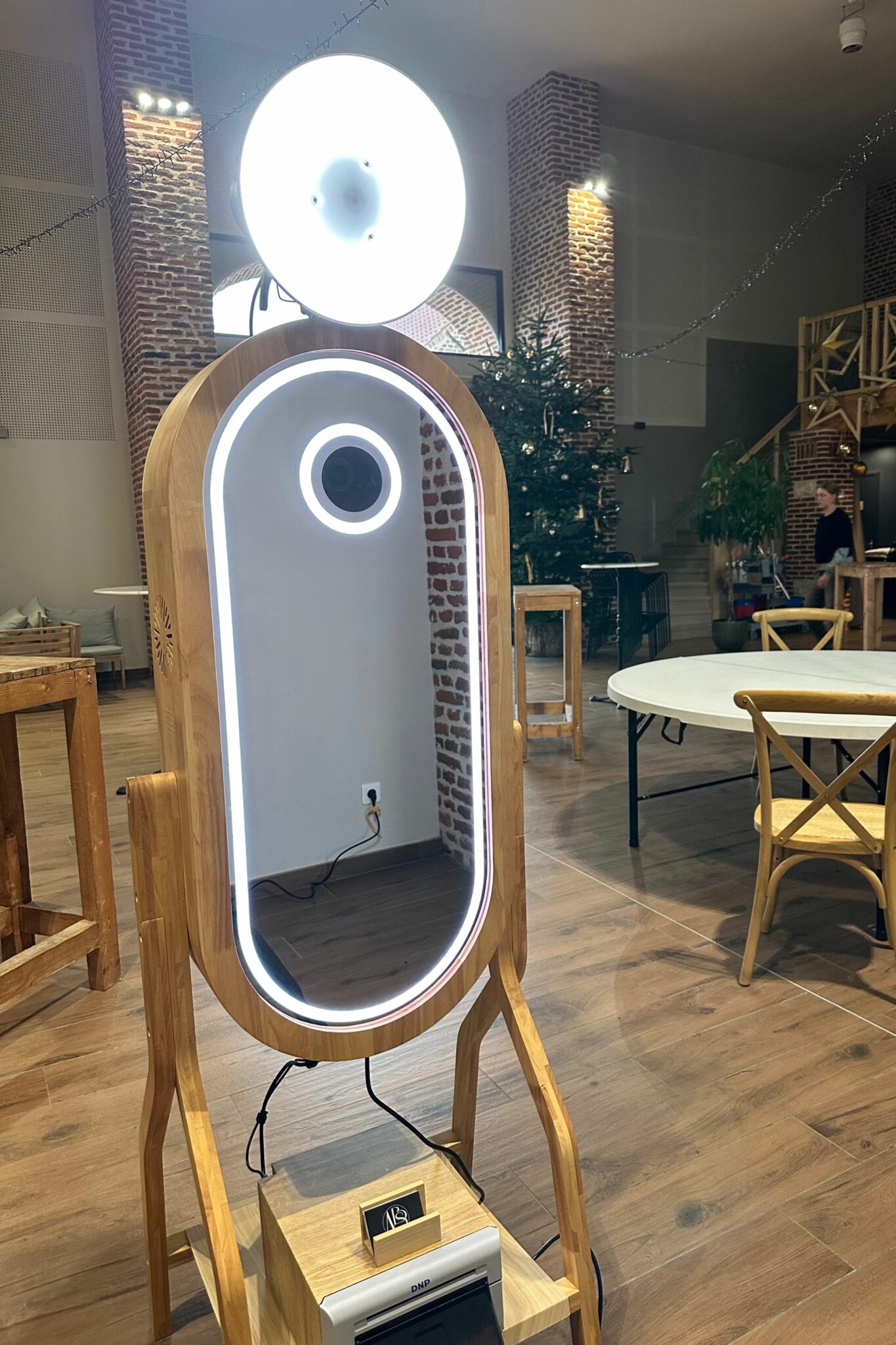 La borne photo blanche allie design moderne et simplicité. Parfaite pour tous types d’événements, elle offre des impressions instantanées de qualité tout en s’intégrant élégamment à votre décor. Facile à installer et à utiliser, elle transforme chaque moment en souvenir inoubliable pour vos invités.