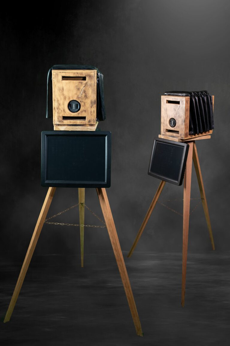 La borne photo vintage combine style rétro et fonctionnalité moderne. Idéale pour vos mariages, anniversaires ou soirées à thème, elle offre des photos instantanées et de qualité, tout en ajoutant une touche d’élégance et de charme à votre événement. Facile à installer et intuitive à utiliser, elle transforme chaque moment en souvenir inoubliable.